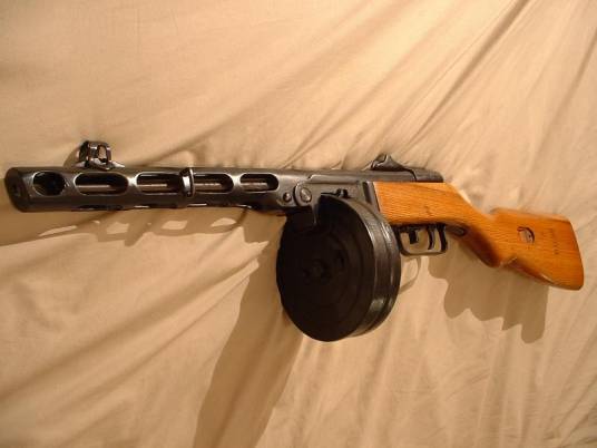 PPSh41冲锋枪（苏联1941年研制装备冲锋枪）